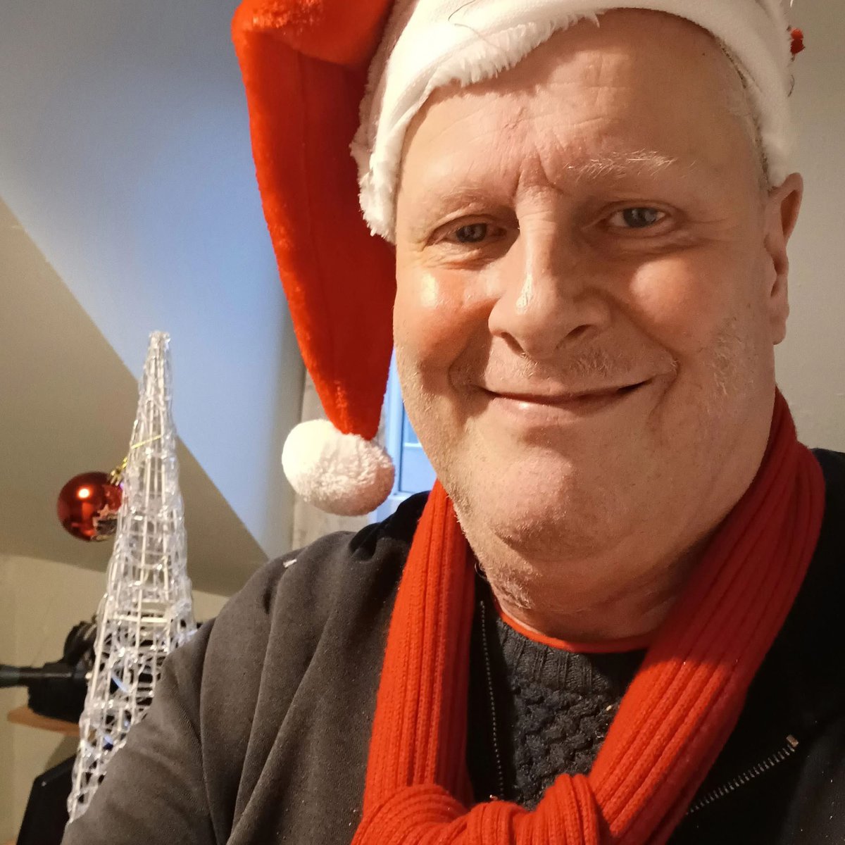 rwbmuk's tweet photo. Tune in to John Oldham’s Breakfast Show on Radio Winchcombe this Sun 22nd 8-10am for a live interview about our new song ‘Christmas In The Cotswolds’.🎶🎅🏻🎄It got to no.2 in the Apple Music Video Chart. 👍
https://t.co/PMlwDT8flE
▶️https://t.co/NAfrdNuVdc

@john_chelt @radiowinch https://t.co/nbIPqENB2O