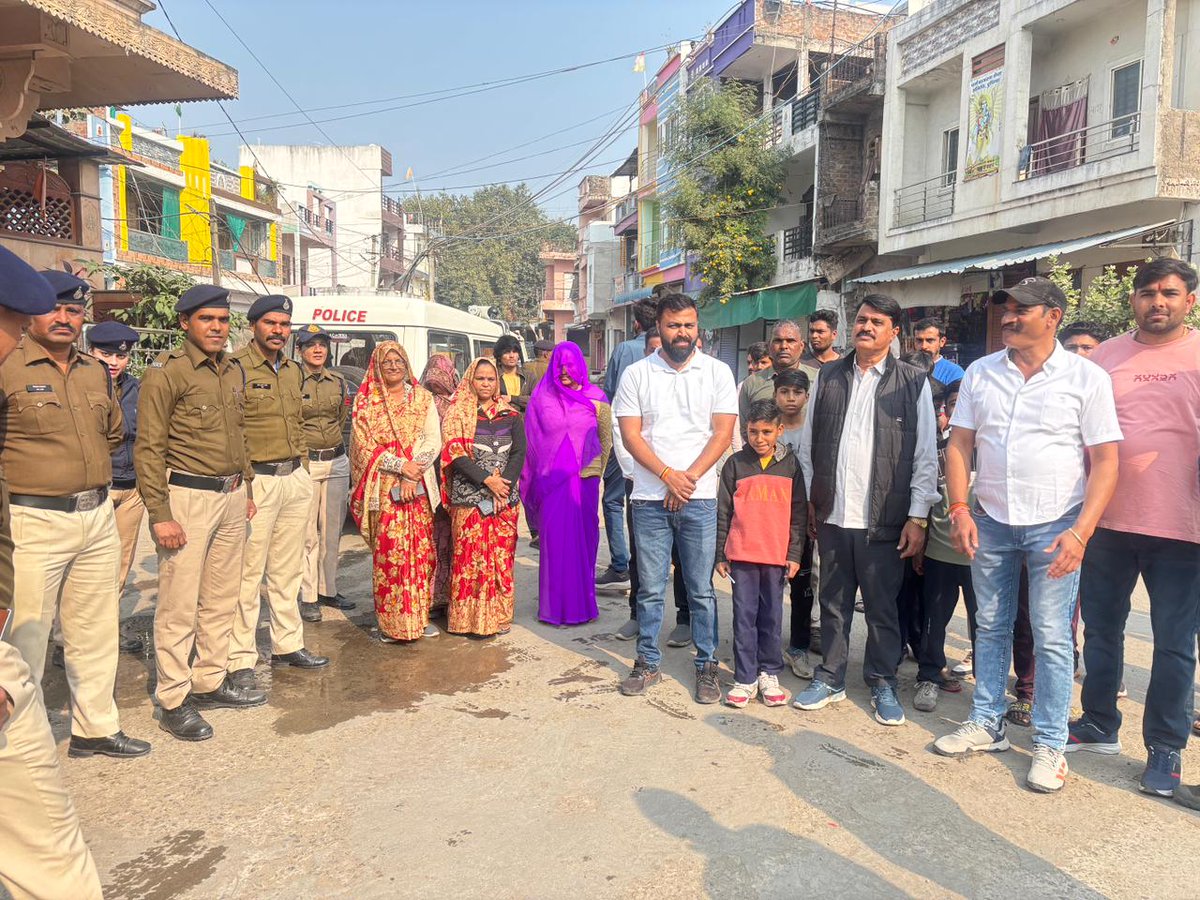आज पुलिस ट्रेनिंग रेडियो स्कूल के प्रशिक्षुओं के द्वारा वरिष्ठ अधिकारियों के मार्गदर्शन में ग्राम पंचायत दुधिया का भ्रमण, जनप्रतिनिधियों से जन संवाद, महिलाओं एवं छात्र /छात्राओं को 100 डायल, साइबर क्राइम, सोसल मीडिया के दुष्परिणाम, कि जानकारी दी 
<a href="/DrMohanYadav51/">Dr Mohan Yadav</a>
<a href="/prahladspatel/">Prahlad Singh Patel ( वृक्ष से जल, जल से जीवन)</a>
