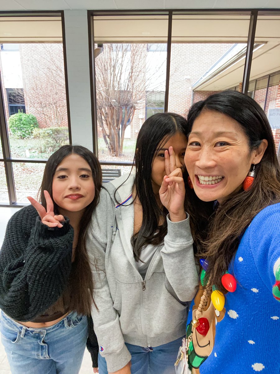 finnegan54321's tweet photo. Normally, our students shy away from pictures but today, they came up to me asking to take a photo with them. These little things…are the best things! #MetzPRIDE #magicalmiddle https://t.co/faa3lPHFYG