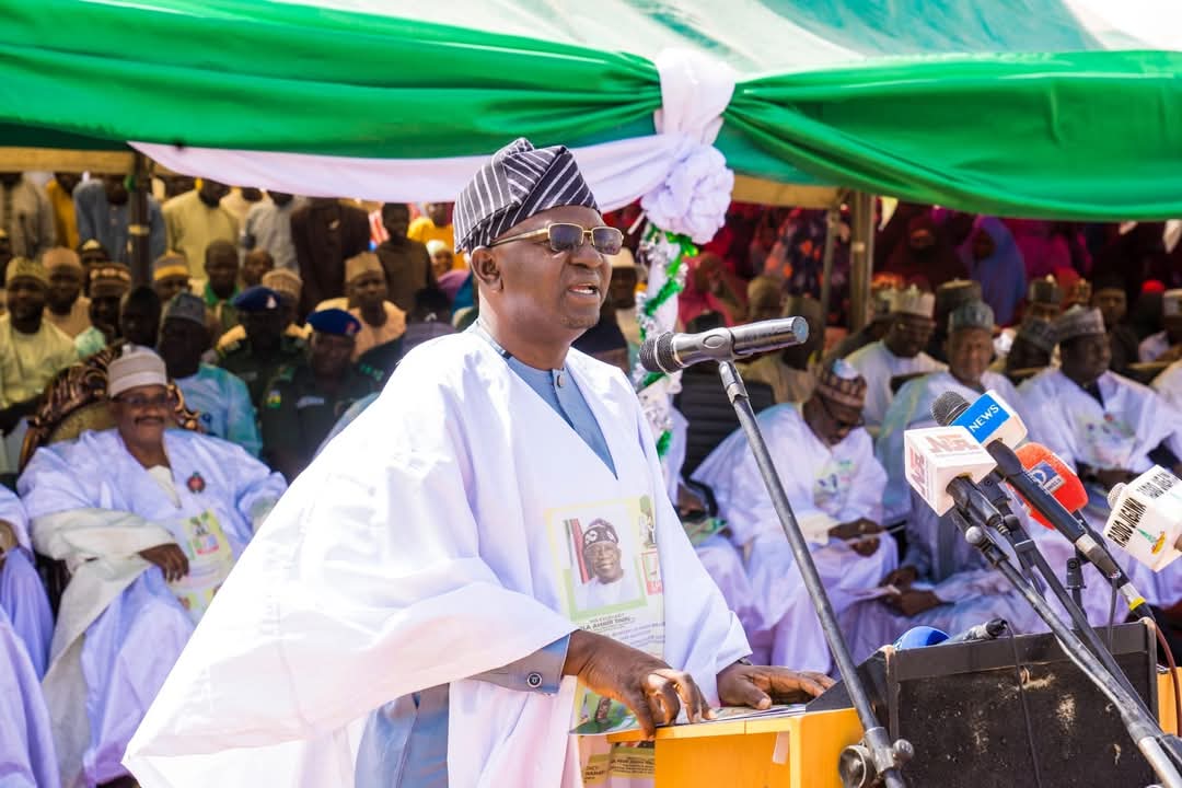 terlumun_utsev's tweet photo. The Federal Government has  flagged off  multi-billion naira construction of the Greater Dutse Water Supply Project in Sintilmawa , Jigawa State.

 The project which has a duration of twenty four months   was approved  by the Federal Executive Council under President Bola Ahmed Tinubu as  immediate intervention to tackle water scarity that has  continue to bite harder on communities in Jigawa State especially the  Dutse community and and it's environs .
Components of work to be executed  to complete the project include, construction of thirty five industrial boreholes with solar pumps, supply and installation of  one thousand cubic metre water package treatment plant, supply and installation of long transmission main of  about fifty six point six kilometre of six hundred and four hundred mmm HDPE line, supply and installation of high lift pumps at both Sintilmawa and Karnaya booster station among others .

December 20, 2024.
