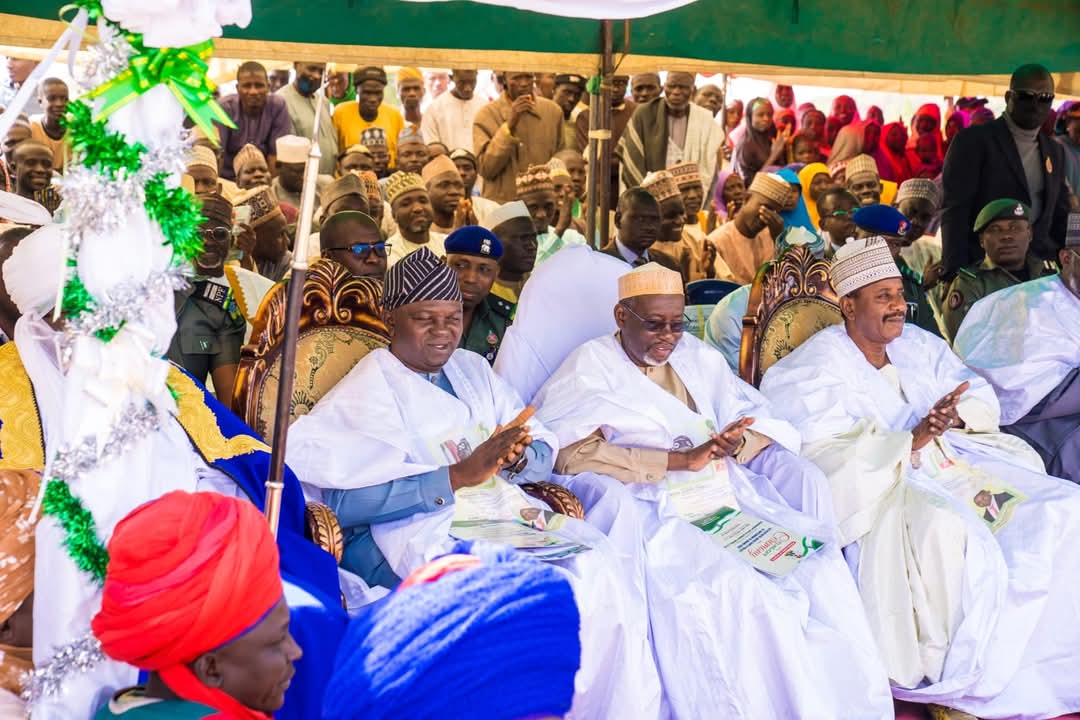 terlumun_utsev's tweet photo. The Federal Government has  flagged off  multi-billion naira construction of the Greater Dutse Water Supply Project in Sintilmawa , Jigawa State.

 The project which has a duration of twenty four months   was approved  by the Federal Executive Council under President Bola Ahmed Tinubu as  immediate intervention to tackle water scarity that has  continue to bite harder on communities in Jigawa State especially the  Dutse community and and it's environs .
Components of work to be executed  to complete the project include, construction of thirty five industrial boreholes with solar pumps, supply and installation of  one thousand cubic metre water package treatment plant, supply and installation of long transmission main of  about fifty six point six kilometre of six hundred and four hundred mmm HDPE line, supply and installation of high lift pumps at both Sintilmawa and Karnaya booster station among others .

December 20, 2024.