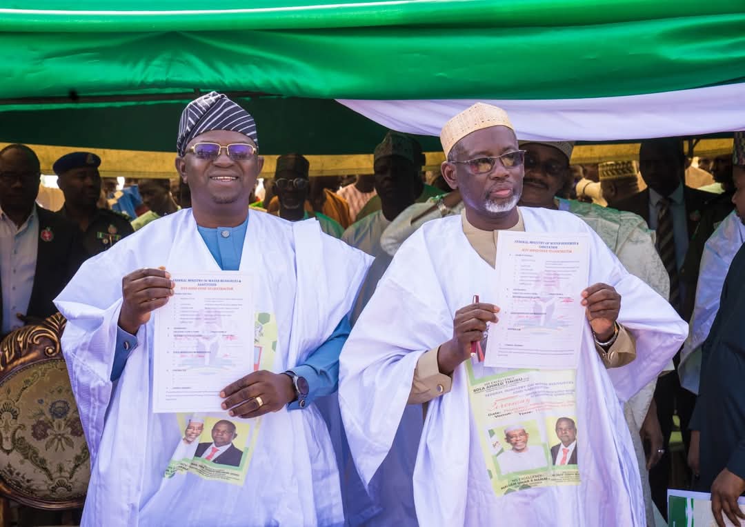 terlumun_utsev's tweet photo. The Federal Government has  flagged off  multi-billion naira construction of the Greater Dutse Water Supply Project in Sintilmawa , Jigawa State.

 The project which has a duration of twenty four months   was approved  by the Federal Executive Council under President Bola Ahmed Tinubu as  immediate intervention to tackle water scarity that has  continue to bite harder on communities in Jigawa State especially the  Dutse community and and it's environs .
Components of work to be executed  to complete the project include, construction of thirty five industrial boreholes with solar pumps, supply and installation of  one thousand cubic metre water package treatment plant, supply and installation of long transmission main of  about fifty six point six kilometre of six hundred and four hundred mmm HDPE line, supply and installation of high lift pumps at both Sintilmawa and Karnaya booster station among others .

December 20, 2024.