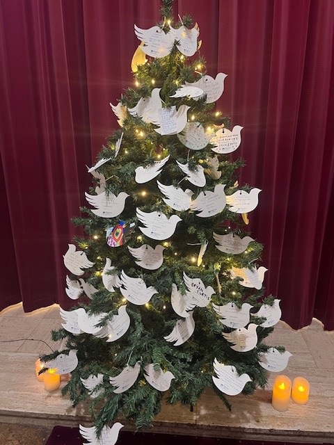 PilgrimsHospice's tweet image. Thank you to all who remembered for #TreesOfLove 2024. Together, you've helped raise an incredible £50,159 and counting! Doves are available for you to visit during the festive season. If you'd like to dedicate a dove, you still can, simply visit: pilgrimshospices.org/treesoflove 🎄 🕊️ 💙