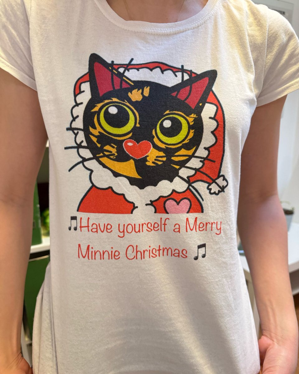 catcastletails's tweet photo. When you go visit your osteopath and she is wearing the one and only #millbrooksminnie Christmas t-shirt I got her years ago. 🐾 #tailsofcatcastle #adoptdontshop #cats #lovewins #rescuecat https://t.co/QnHQG8EM41