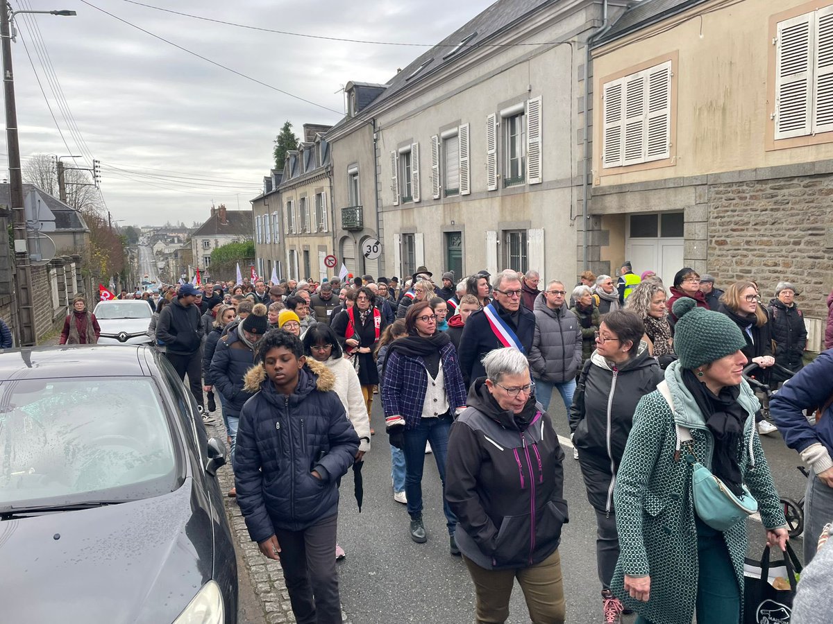 Plusieurs centaines de personnes dans les rues pour défendre une offre de soins de qualité dans les hôpitaux publics et exprimer de la solidarité à l’égard des personnels soignants CHNM  <a href="/53AUDACE53/">AUDACE53</a> #Mayenne
