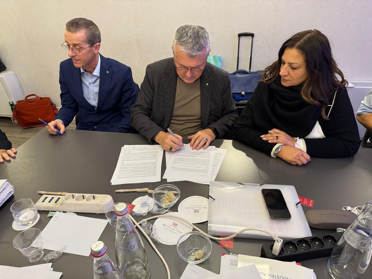 FisascatCisl75's tweet photo. 🔴🟢🔵 #Turismo, rinnovato il contratto che mancava!

🖊  Dopo anni di confronto e mobilitazioni siglato il #Contratto nazionale dell’Industria Turistica Aica Federturismo Confindustria.

💰 Aumento a regime di 200 euro, con l’una tantum di 450 euro per gli alberghi e 320 euro per le imprese di viaggio e turismo.

📌 Tante novità, come sull'esternalizzazione dei servizi in appalto, il rilancio della contrattazione di secondo livello, tutela della genitorialità, pari opportunità, contrasto alla violenza di genere e molto altro.

👉 https://t.co/UZGaT23DU8

📸 https://t.co/qD8JVuGSjp
