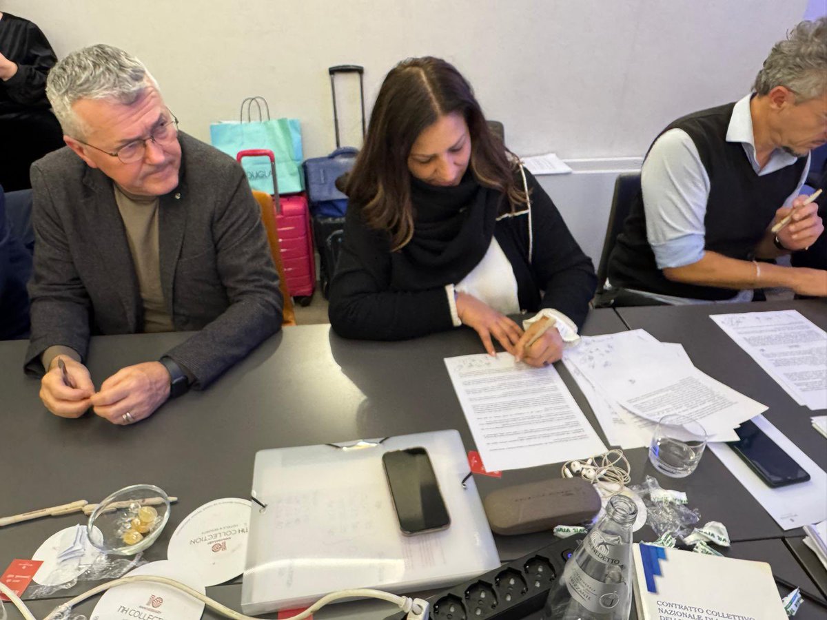 FisascatCisl75's tweet photo. 🔴🟢🔵 #Turismo, rinnovato il contratto che mancava!

🖊  Dopo anni di confronto e mobilitazioni siglato il #Contratto nazionale dell’Industria Turistica Aica Federturismo Confindustria.

💰 Aumento a regime di 200 euro, con l’una tantum di 450 euro per gli alberghi e 320 euro per le imprese di viaggio e turismo.

📌 Tante novità, come sull'esternalizzazione dei servizi in appalto, il rilancio della contrattazione di secondo livello, tutela della genitorialità, pari opportunità, contrasto alla violenza di genere e molto altro.

👉 https://t.co/UZGaT23DU8

📸 https://t.co/qD8JVuGSjp