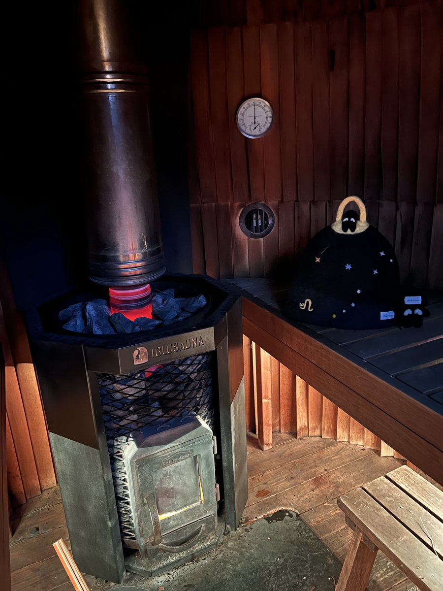 ug_37_ug's tweet image. ㊗️200件目はCOMORIVER🛖
自分で薪を入れてSLで湿度、温度を自由に出来るのが最高すぎる✨
水風呂は川ということで確実にシングル笑
ロケーション良く整えた🧖
そしてゆうこさんハットも初卸し😁🎊
軽く遮熱性も高い❗️被り心地も良いし最高のハット👍暗い場所でも星が映える🌃
#COMORIVER #blackmouton