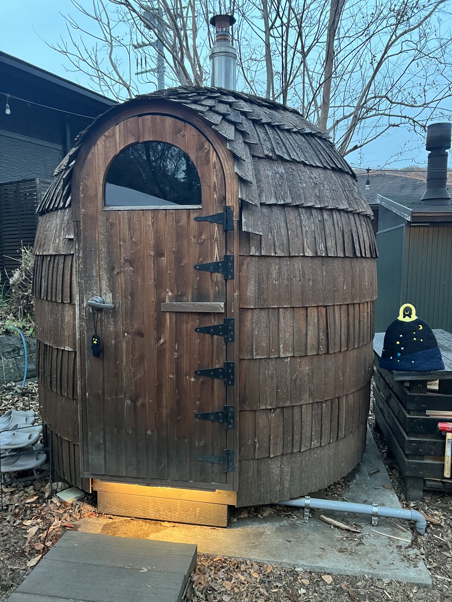 ug_37_ug's tweet image. ㊗️200件目はCOMORIVER🛖
自分で薪を入れてSLで湿度、温度を自由に出来るのが最高すぎる✨
水風呂は川ということで確実にシングル笑
ロケーション良く整えた🧖
そしてゆうこさんハットも初卸し😁🎊
軽く遮熱性も高い❗️被り心地も良いし最高のハット👍暗い場所でも星が映える🌃
#COMORIVER #blackmouton