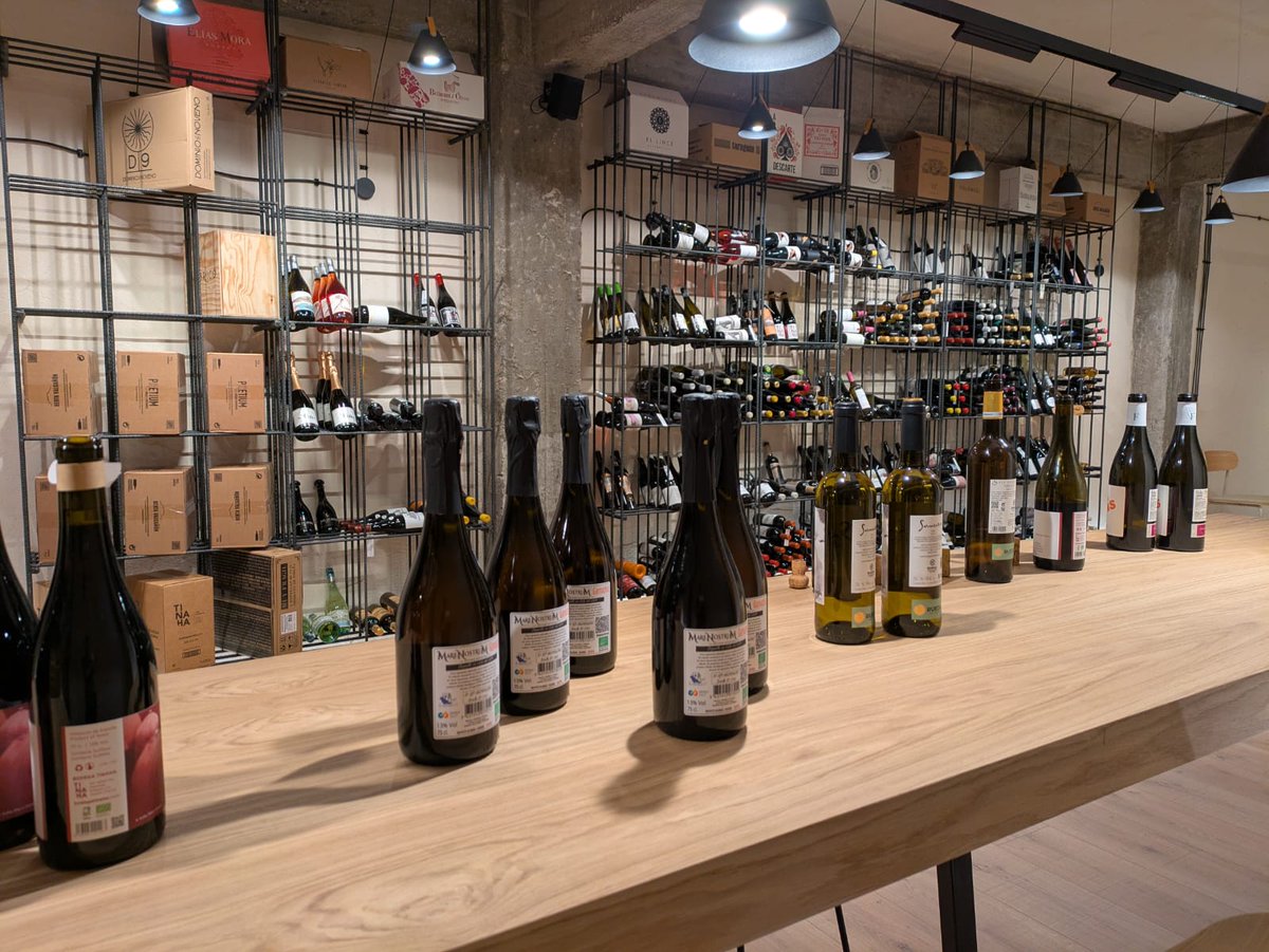 ConchiLillo's tweet photo. Si pasáis por #Salamanca, os invito a conocer un nuevo proyecto en el que participo, 200uvas, una vinoteca y despacho de vinos que acaba de abrir en la plaza del Oeste, en la calle Wences Moreno, 21. En su perfil de Instagram tenéis más info: https://t.co/8n3dx8cJAM... https://t.co/AHPCQkAp7A