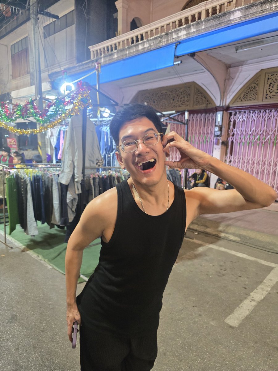 ตลกมากกก มาเพชรบุรีค่ะ ยัยรอดโอนเงินสนับสนุนการแสดงละครนอกของน้องๆ เด็ก

เสร็จปึ๊บน้องๆ ยิ้มดีใจใหญ่ตะโกนขอถ่ายรูปด้วยค่ะ ยัยรอดโพสต์ท่าน่ารักมากกก

น้องบอก ป่าวค่ะ ขอถ่ายรูปสลิปการโอน

Cr. <a href="/itsamandapop/">Hello World</a> ผู้เห็นเหตุการณ์