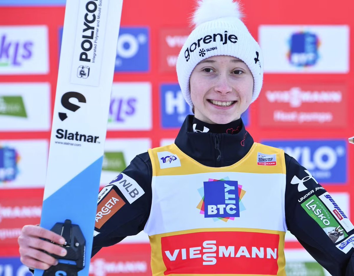 👏 Nika Prevc je na tekmi za svetovni pokal poletela na prvo mesto! 🥇 
Ema Klinec pa je zasedla odlično šesto mesto! 
Čestitke obema za fantastičen dosežek! 🎉🌟
Foto: Bratje in Nika Prevc fanclub
