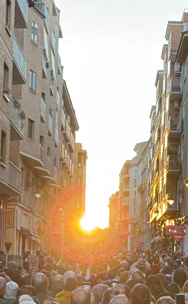 Bienvenida al solsticio de invierno en la intersección de los antiguos cardo y decumano de Cesaraugusta.