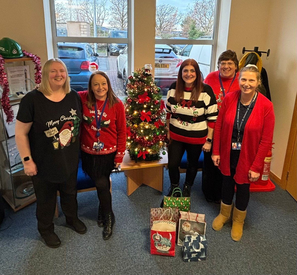 Scotambservice's tweet photo. On the 21st day of the #SASAdventCalendar, we bring Christmas cheer from our admin team in the North from their recent Secret Santa 🎅

Pictured here are Gillian McAllan, Kerry Melville, Joanne Hendry, Lynne Cox, and Gwen Normington 🎄 https://t.co/c0s0gQSjxC