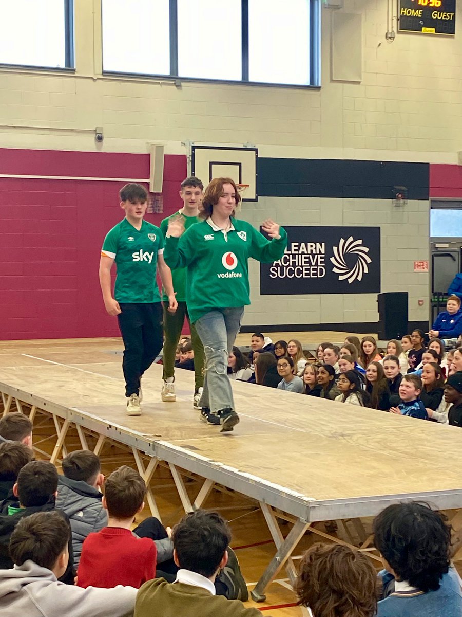 cpsetanta's tweet image. Some more pictures from our Multicultural Fashion show. We had 2 surprise visitors spare some time for us during their busy season to join in the fun! #multiculturalfashionshow #multiculturalweek #diversity #bròd #santa #mrsclaus 🎅🏻🧑‍🎄