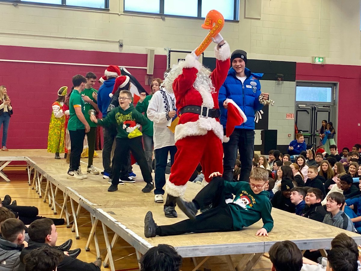 cpsetanta's tweet image. Some more pictures from our Multicultural Fashion show. We had 2 surprise visitors spare some time for us during their busy season to join in the fun! #multiculturalfashionshow #multiculturalweek #diversity #bròd #santa #mrsclaus 🎅🏻🧑‍🎄