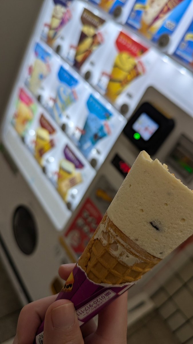 今日ほっこりしたこと

駅の自販機でアイスｶﾞｺﾝって買って取り出してたら、ちょっと先を歩いてた外国人観光客2人組が“お！買ったやつおる！”って気づいた感じでWow〜〜って戻ってきてアイスどんな感じかニコニコで見にきて、私も“あ ! ﾍﾟｺｯ(会釈)えへへ…”ってなったこと