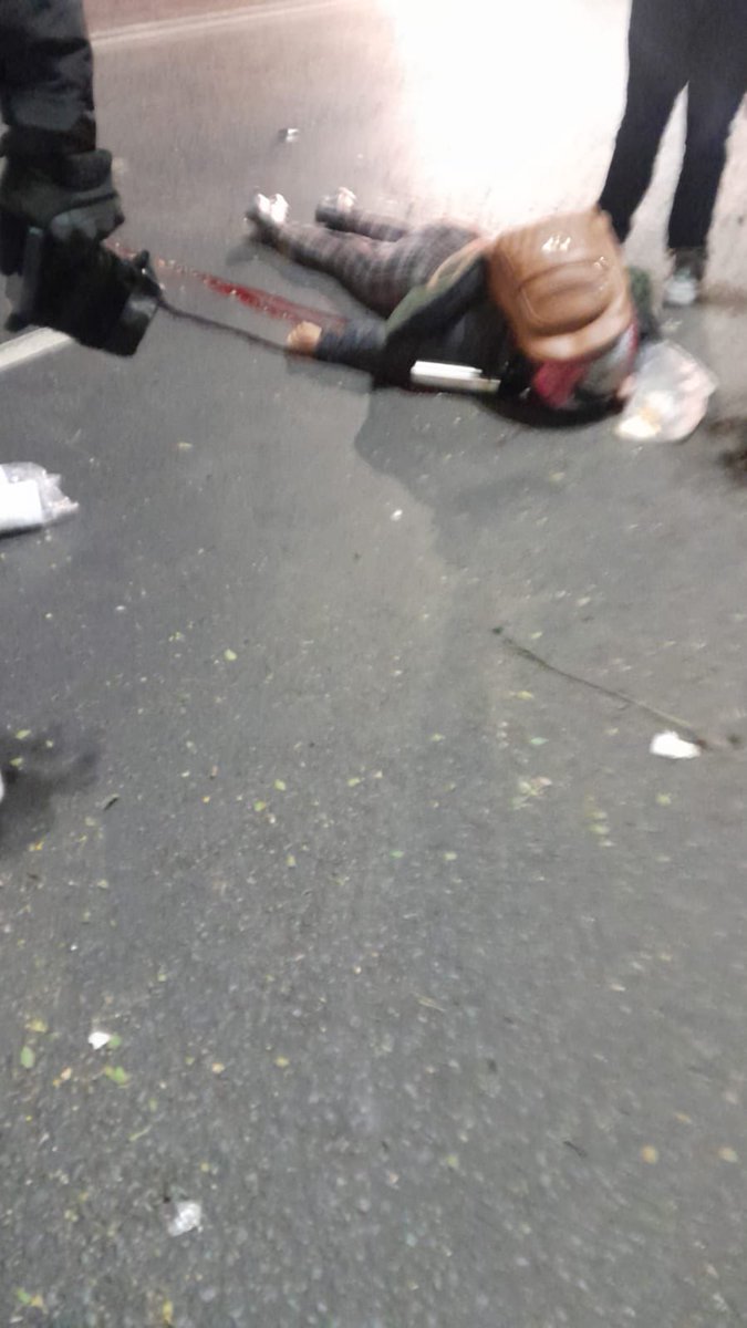 #Iztapalapa #CiudadDeMéxico el conductor de una motocicleta con placas de circulación 9206K8, pierde el control y derrapa sobre Eje 5 y Rojo Gómez, una mujer que viajaba con el murió en el lugar.