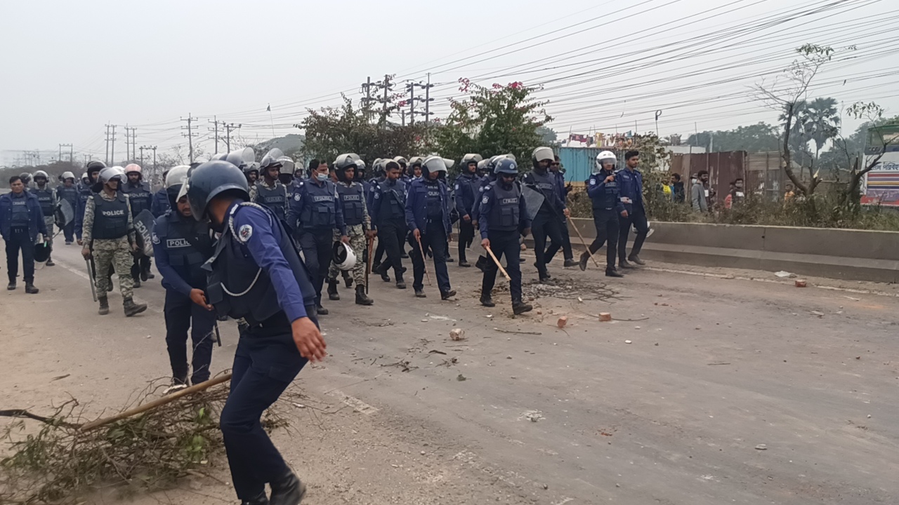 বেক্সিমকো ইন্ডাস্ট্রিয়াল পার্কের বন্ধ হওয়া ১৬ কারখানা খুলে দেয়ার দাবিতে শ্রমিকদের বিক্ষোভ