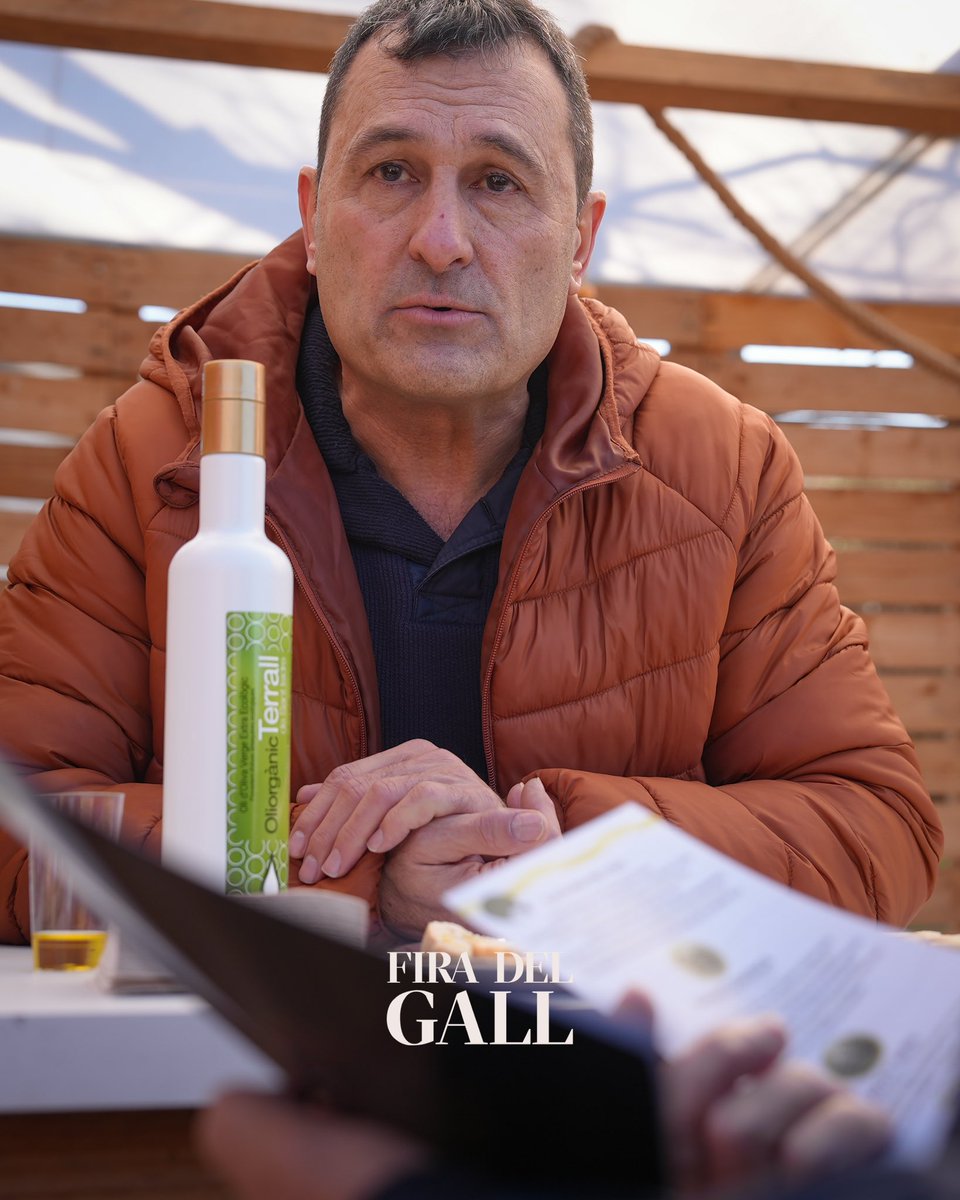 A la plaça de la Gastrobotiga, hi ha una parada de la Fira de l'Oli qualitat verge extra de Les Borges Blanques, que s'ha agermanat amb la Fira del Gall. 

#firadelgall #firadelgall24 #vilafrancadelpenedès #capitaldelvi #galldelpenedès #gastronomia #dopenedès #turismevilafranca