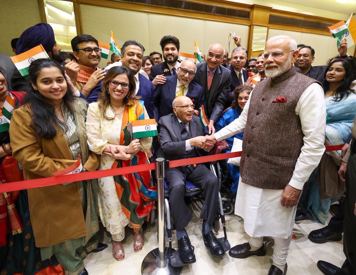 narendramodi's tweet photo. يسعدني أن ألتقي بالسيد @MangalSainHanda في الكويت بعد ظهر اليوم. أنا معجب بمساهماته في الهند وشغفه بتنمية الهند. https://t.co/39O92StE9x