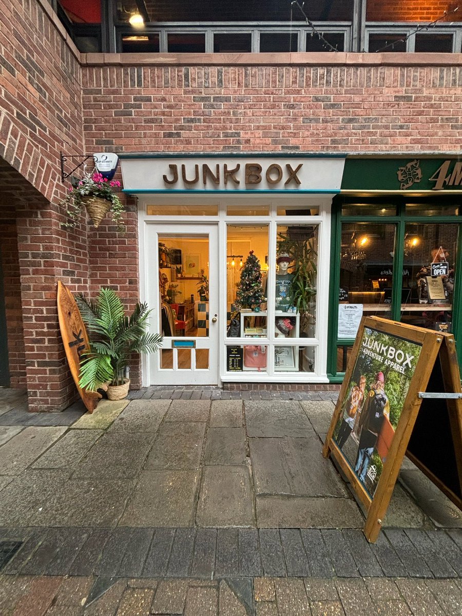 🎁 Let’s talk stocking fillers 🎁

So it’s our penultimate shopping day at Junkbox HQ &amp; we’re here til 5pm

Sunday 22nd - closed
Monday 23rd - 12 - 5
Then we’re off for Christmas 🎄 

We’ve got loads of great stocking filers &amp; last minute gifts ideas 🎁