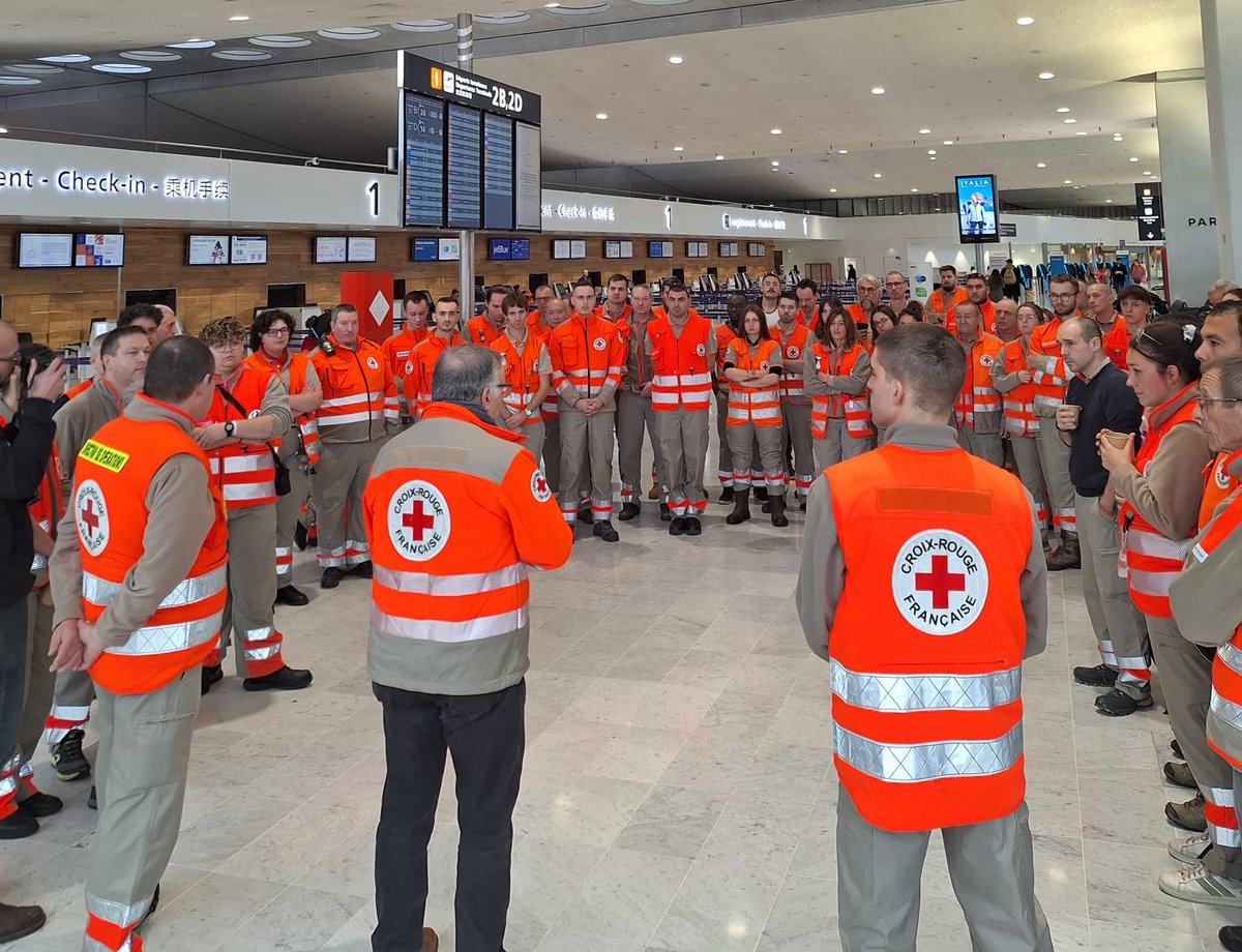 dacostaph's tweet image. À l’aéroport CDG, aux côtés des 50 volontaires de la @CroixRouge qui rejoignent #Mayotte afin de soutenir les équipes sur place.
Suite à la catastrophe, face à l’urgence, leur engagement est vital pour venir en aide aux populations.
Toute la Croix-Rouge française est mobilisée.