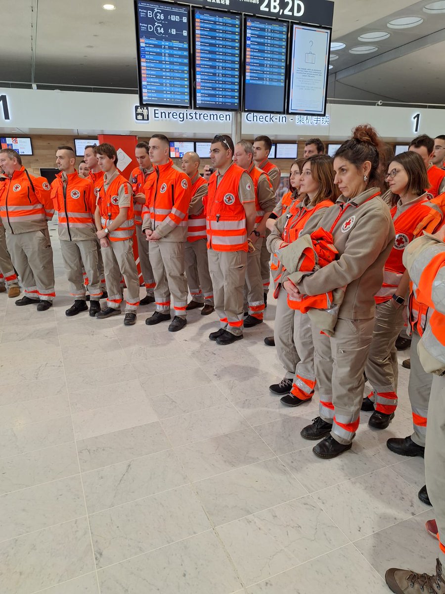 dacostaph's tweet image. À l’aéroport CDG, aux côtés des 50 volontaires de la @CroixRouge qui rejoignent #Mayotte afin de soutenir les équipes sur place.
Suite à la catastrophe, face à l’urgence, leur engagement est vital pour venir en aide aux populations.
Toute la Croix-Rouge française est mobilisée.