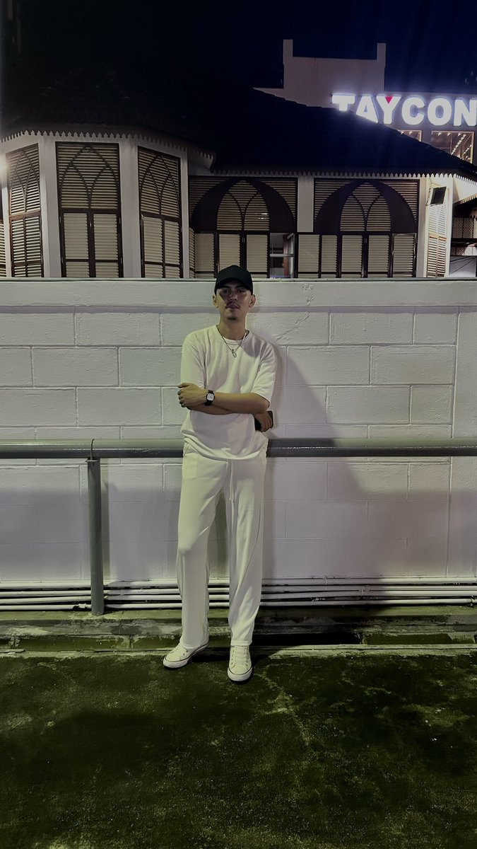 WaitHearMeUp's tweet photo. Wearing all white while food hunting Nasi Kandar in Penang isnt a good idea. https://t.co/dAAAd5JpKt