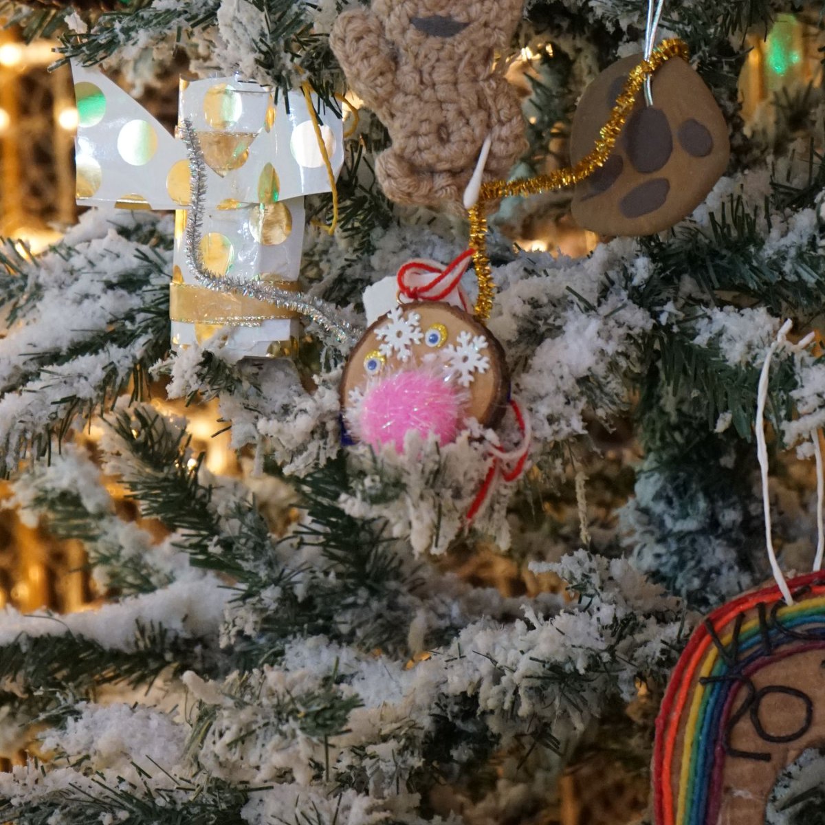 Brodie's reindeer is full of Christmas magic! He transformed a wooden disc into a shimmering reindeer's face with snowflake sequins, a pink pom pom nose, wobbly eyes and antlers made from gold and silver pipe cleaners. #TreeForTreats