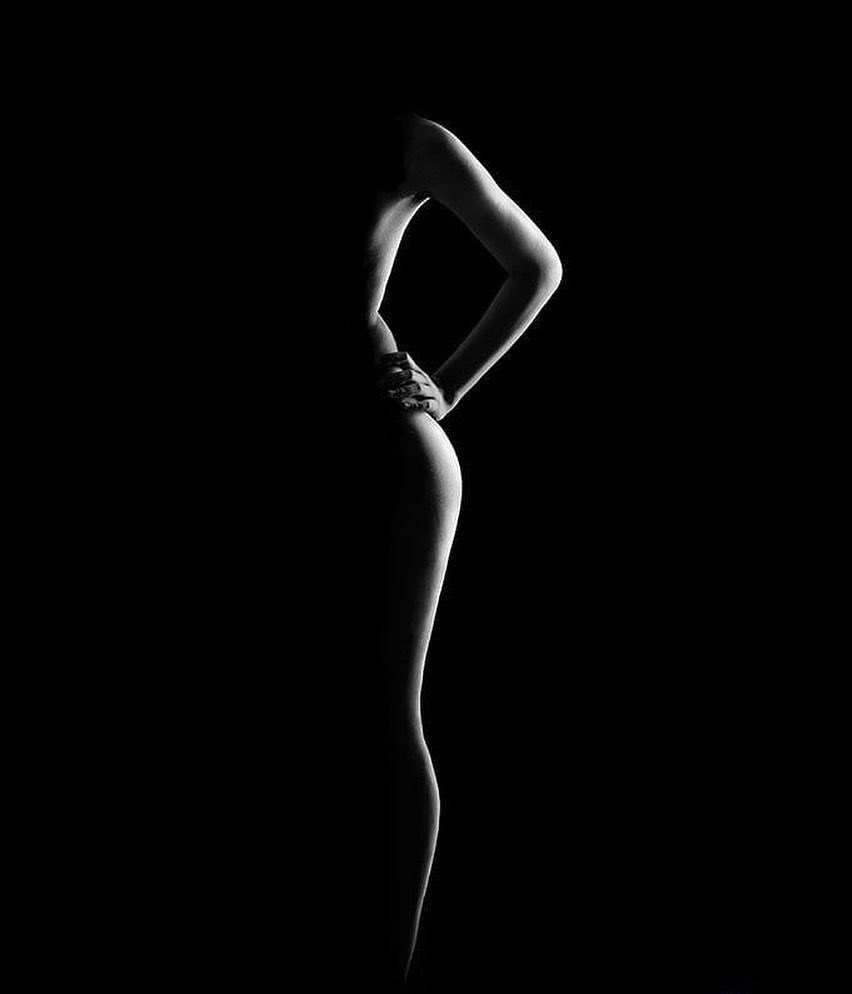 اكبر اجحاف في حق الرجل هو القول بان الرجل بطبعه وفطرته المطلقة لا يمكن ان ينجذب للمرأة خارج اطار الجسد.
 هذه حقيقة نسبية وليست مطلقة فهو يعجب بالذكية والمثقفة والناعمة والحنونة.
والمرأة ايضا تنجذب للرجل الوسيم ذو الجسد المفعم بالرجولة ولكنها تحبه أيضا طموح وقوي وجميل الشخصية فهي