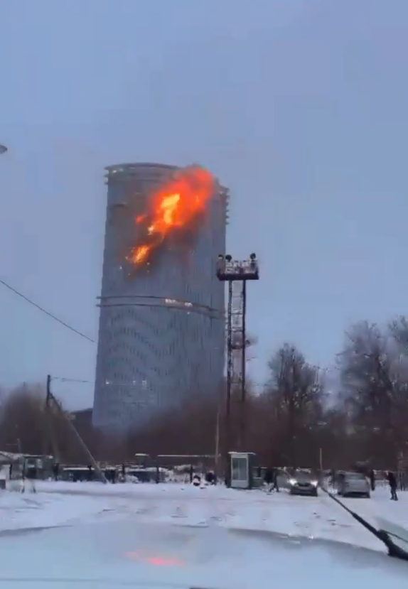 BenefitNews24's tweet photo. #RussiaUkraineWar , #KazanDroneAttack: #Tatarstan के अधिकारियों ने #kazanattack को 'अभूतपूर्व' बताया
#emergency सेवाएं #highalert पर हैं
Read More: https://t.co/ho3wm2doyY
#KazanDroneAttack #RussiaUkraineConflict #DroneStrikes #RussianAirDefense #KazanFire #EmergencyResponse #UkraineAttack #BallisticMissile #KazanNews #RussiaNews #DroneWarfare #CivilianCasualties #RussianAviation #IzhevskAirport #ConflictUpdate #KazanSecurity