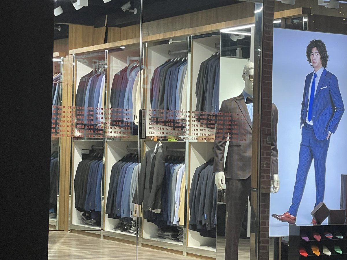 西裝控會喜歡的店面，我在外頭看到裡面一位穿西裝的中年男子，約五十歲左右，身材不錯，看起來應該是店主。