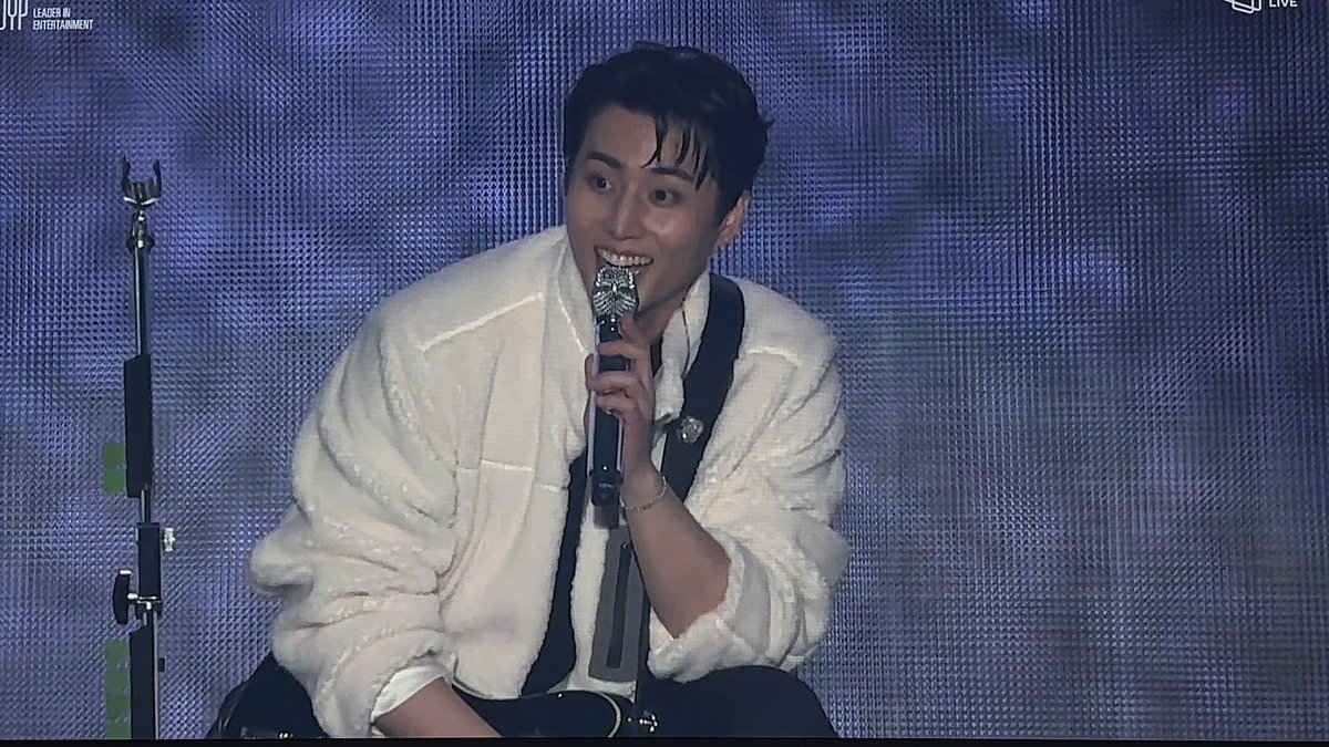 제가요비욘라를봣는데요 강영현이요말을너무잘해서눈물이날뻔햇어요 한마디 한마디에 너무 진심을 담아서 마이데이들한테 조심스럽게 사랑한다고 하는 게 너무너무너무너무 감동이어서 진짜.. 진짜 사랑한다는 말을 저렇게 진심을 담아서 들어본 적이 없어서 너무ㅠㅠ 강영현이라는 사람이 너무 좋다..