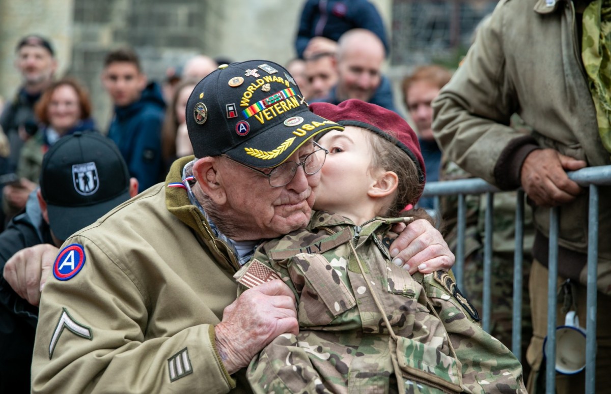 #USArmy #YearInPhotos:
🇫🇷 France gives another "merci" to Normandy's heroes.

A French girl kisses WWII veteran Dennis Boldt's cheek during the D-Day 80th anniversary in Sainte-Mère-Église, France.

📷 by Spc. Wyatt Moore

See more top shots at spr.ly/6019Qy8sX