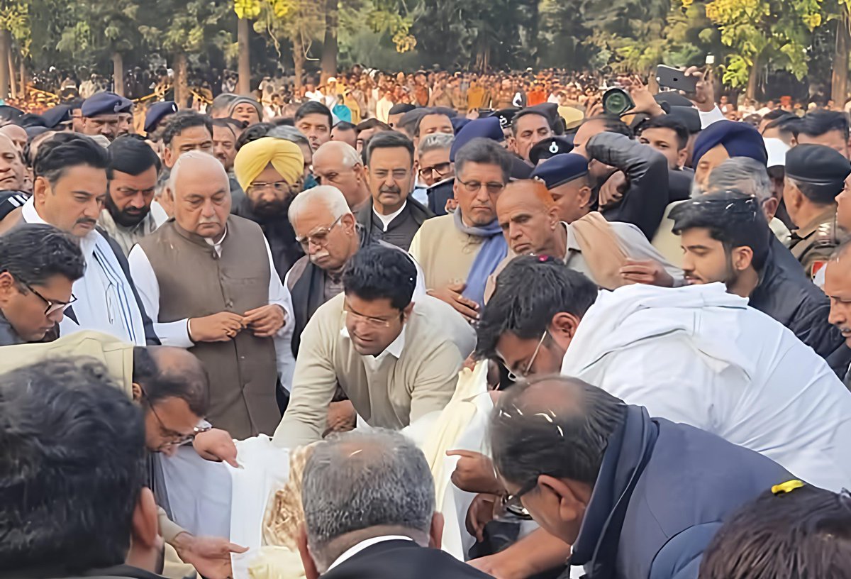 BhupinderShooda's tweet photo. आज तेजाखेड़ा, सिरसा में हरियाणा के पूर्व मुख्यमंत्री चौ. ओम प्रकाश चौटाला जी की अंतिम यात्रा में शामिल हुआ और उन्हें नम आंखों से श्रद्धांजलि अर्पित की।

उन्होंने लंबे समय तक प्रदेश की सेवा की है। उनके देहांत से देश-प्रदेश की राजनीति में एक शून्य उत्पन्न हो गया है, जिसकी भरपाई बेहद मुश्किल होगी। उनका जाना मेरे लिए व्यक्तिगत क्षति है, क्योंकि उनके परिवार के साथ हमारे पारिवारिक और राजनीतिक संबंध रहे हैं।

दुःख की इस घड़ी में शोकाकुल परिवारजनों से मिलकर अपनी संवेदनाएं व्यक्त की व उन्हें ढांढस बंधाया।

ॐ शांति!