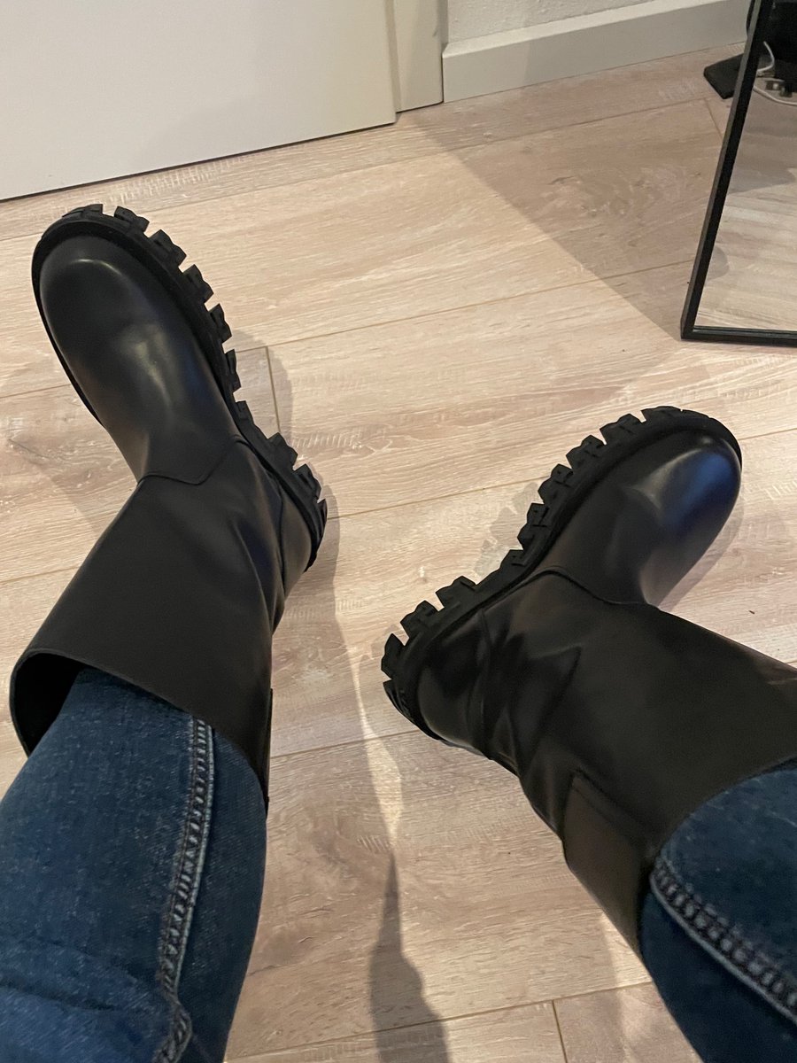 MeisterMike3's tweet photo. Early christmas Gift from M. 😈
#bootmaster #bootlicker #expensiveboots #bootdom https://t.co/VjNYLlgVMg