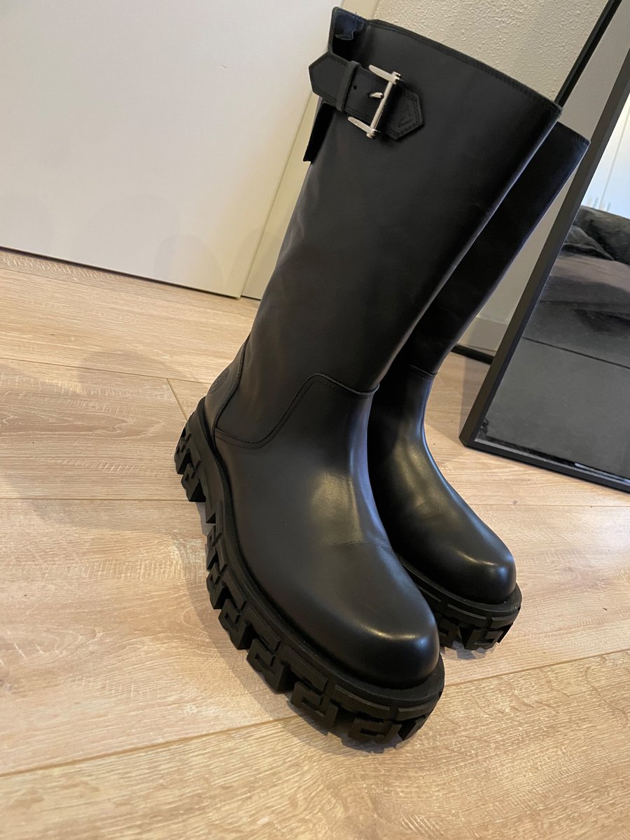 MeisterMike3's tweet photo. Early christmas Gift from M. 😈
#bootmaster #bootlicker #expensiveboots #bootdom https://t.co/VjNYLlgVMg