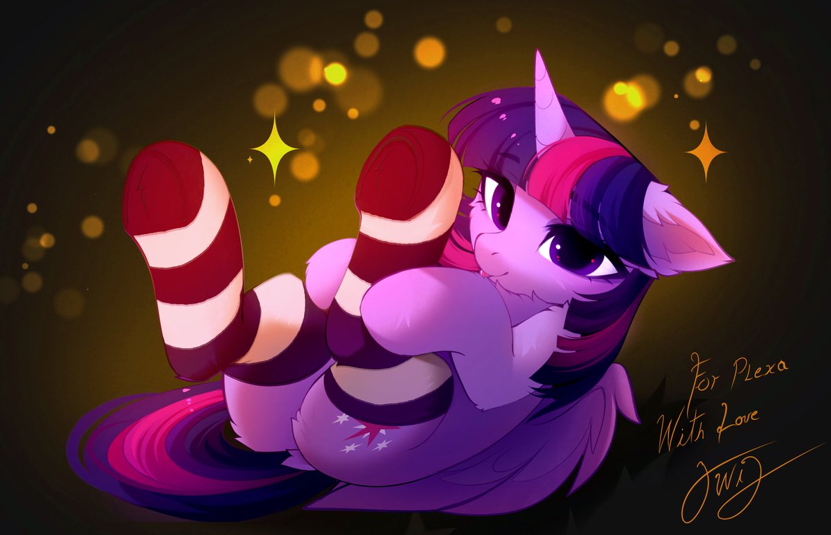 EmpressTwiligh1's tweet photo. Twilight debuts her new socks on Hearth's Warming Eve ^^

I made this drawing with love for Plexa ^^.

If you like my drawings, I can draw your pony for only 17 usd!! There are 50 poses to choose from! . Click on the link below.^^ https://t.co/HTqKXWXKXF