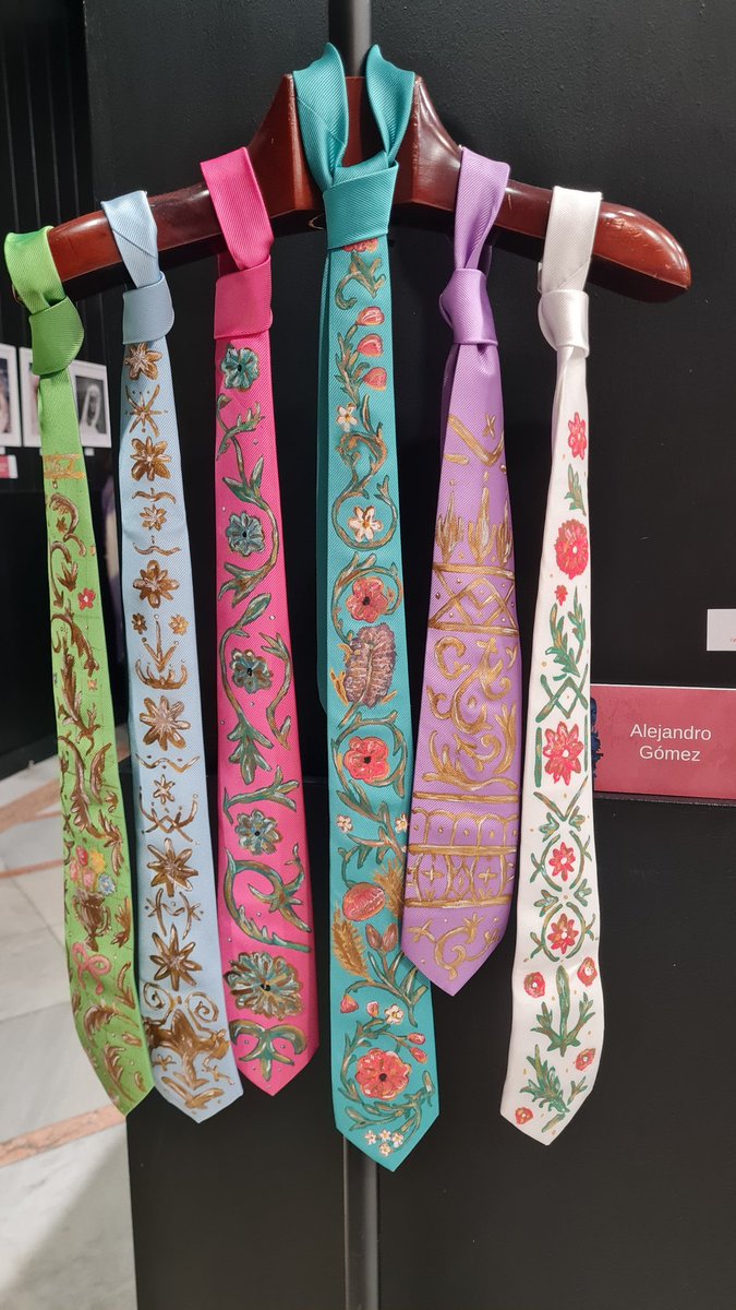 Como os adelante, en el mercadillo benéfico que en el <a href="/cmisevilla/">Círculo Mercantil</a> organiza mi <a href="/PastoraSMarina/">Primitiva Hermandad Divina Pastora de Santa Marina</a> para la obra social de la coronación, están a la venta estas corbatas hechas a mano por mi <a href="/AleGRGelves/">A L E J A N D R O</a> por tan solo 25 €
¡Puede ser un regalo perfecto de los Reyes Magos! 👇🏻👇🏻👇🏻