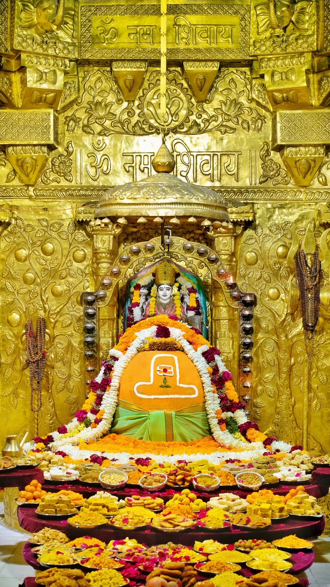 Somnath_Temple's tweet image. श्री सोमनाथ महादेव मंदिर,
प्रथम ज्योतिर्लिंग - गुजरात (सौराष्ट्र)
दिनांकः 21 दिसम्बर 2024, मार्गशीर्ष कृष्ण षष्ठी - शनिवार
सायं अन्नकुट श्रृंगार
12246828
#somnath #mahadev #shivji
#bhakti #somnathlivedarshan #somnathtemple