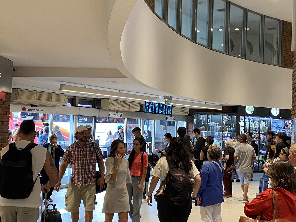 Con los horarios reforzados durante la temporada de verano y a pleno como se ve hoy en la terminal Tres Cruces, los servicios de transporte interdepartamental de pasajeros reafirman la pujanza del sector, la recuperación sostenida luego de la pandemia por Covid y su aporte