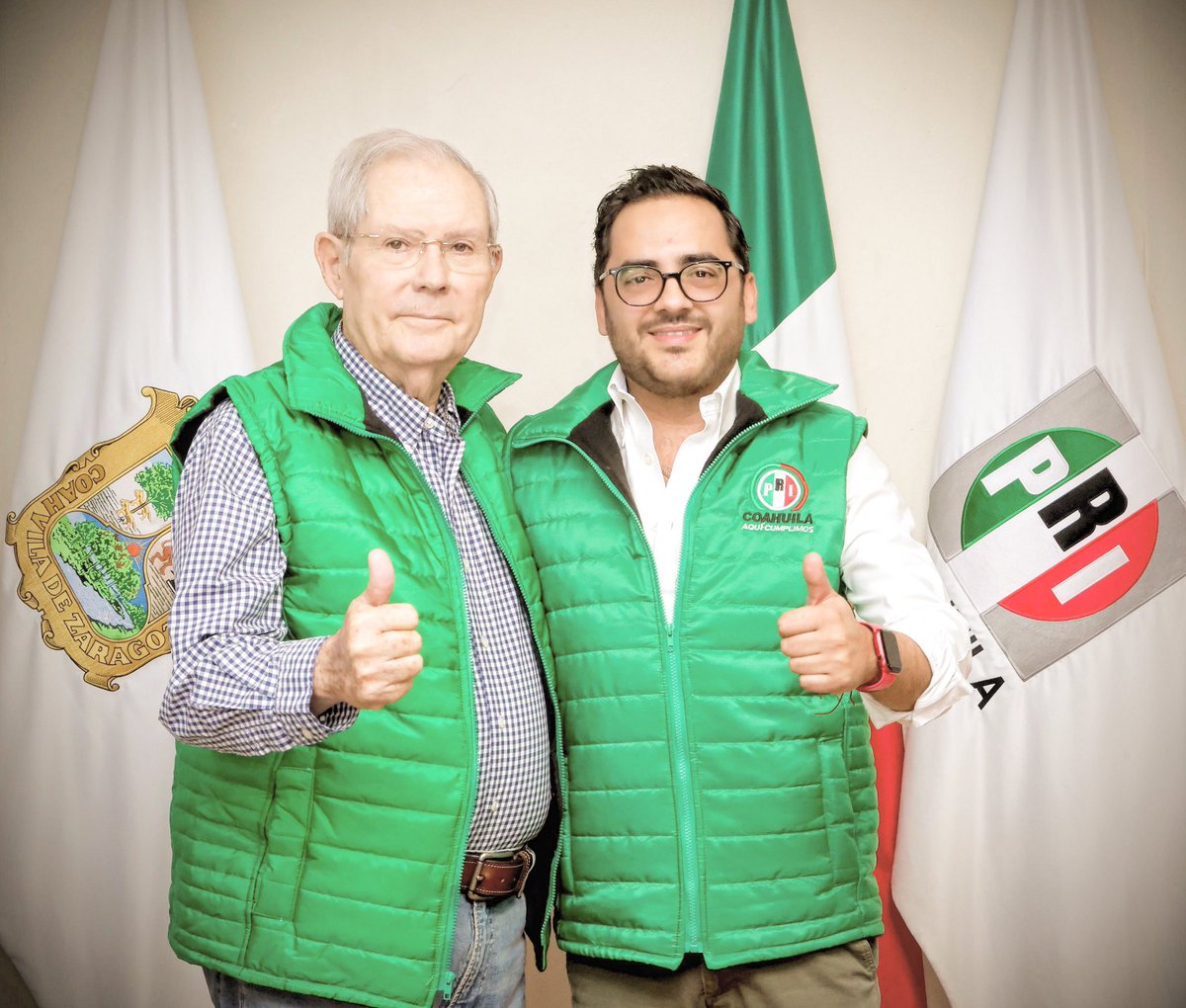 MelchorCepedaD's tweet photo. Estoy en la casa del Priísmo Coahuilense y tuve la oportunidad de charlar con el @PRICoahuila , mi amigo Don Carlos Robles. ¡Ambos con el chaleco bien puesto ! 🟢💪🏼 https://t.co/IwKhLnvhMP