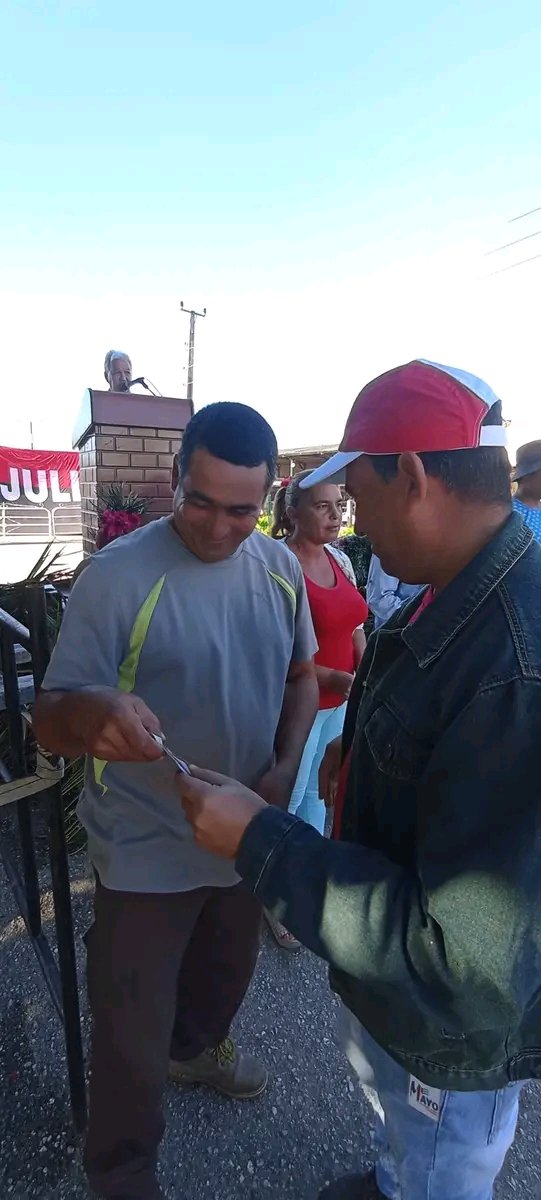 DanelisDia36266's tweet photo. La conmemoración por el aniversario 66 del Triunfo de la Revolución cubana en el municipio camagüeyano de #Vertientes también fue propicio para dar la bienvenida a las filas del Partido Comunista de Cuba a un grupo de vertientinos que sobresalen con su compromiso. https://t.co/VABIj1sj3i