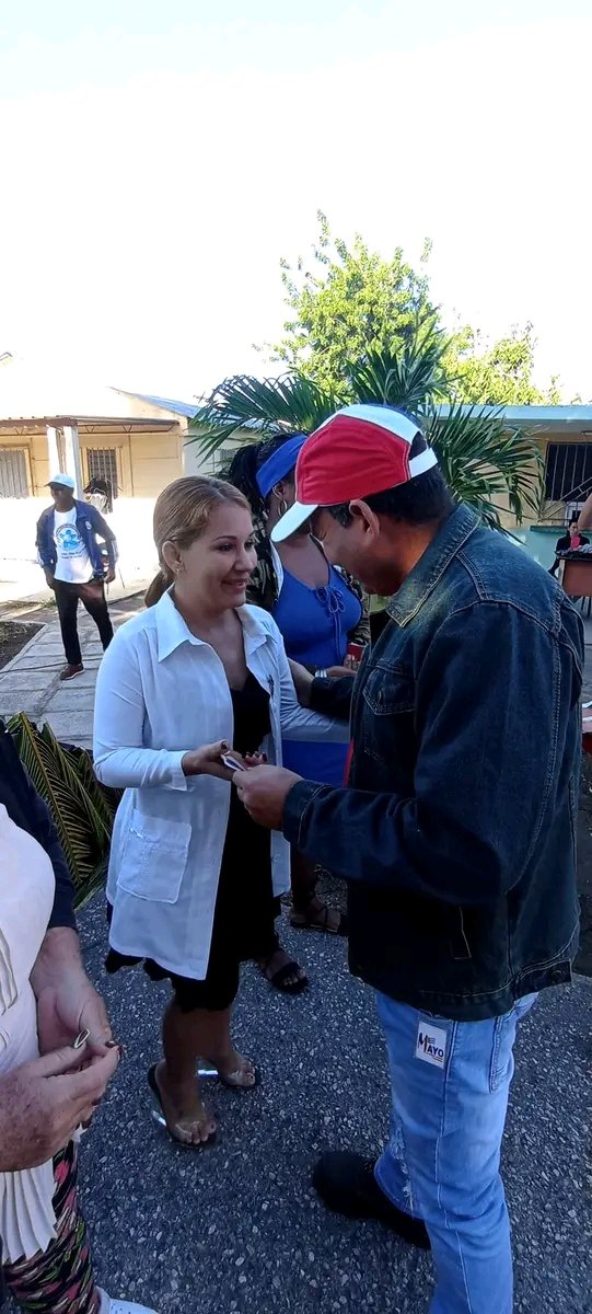 DanelisDia36266's tweet photo. La conmemoración por el aniversario 66 del Triunfo de la Revolución cubana en el municipio camagüeyano de #Vertientes también fue propicio para dar la bienvenida a las filas del Partido Comunista de Cuba a un grupo de vertientinos que sobresalen con su compromiso. https://t.co/VABIj1sj3i