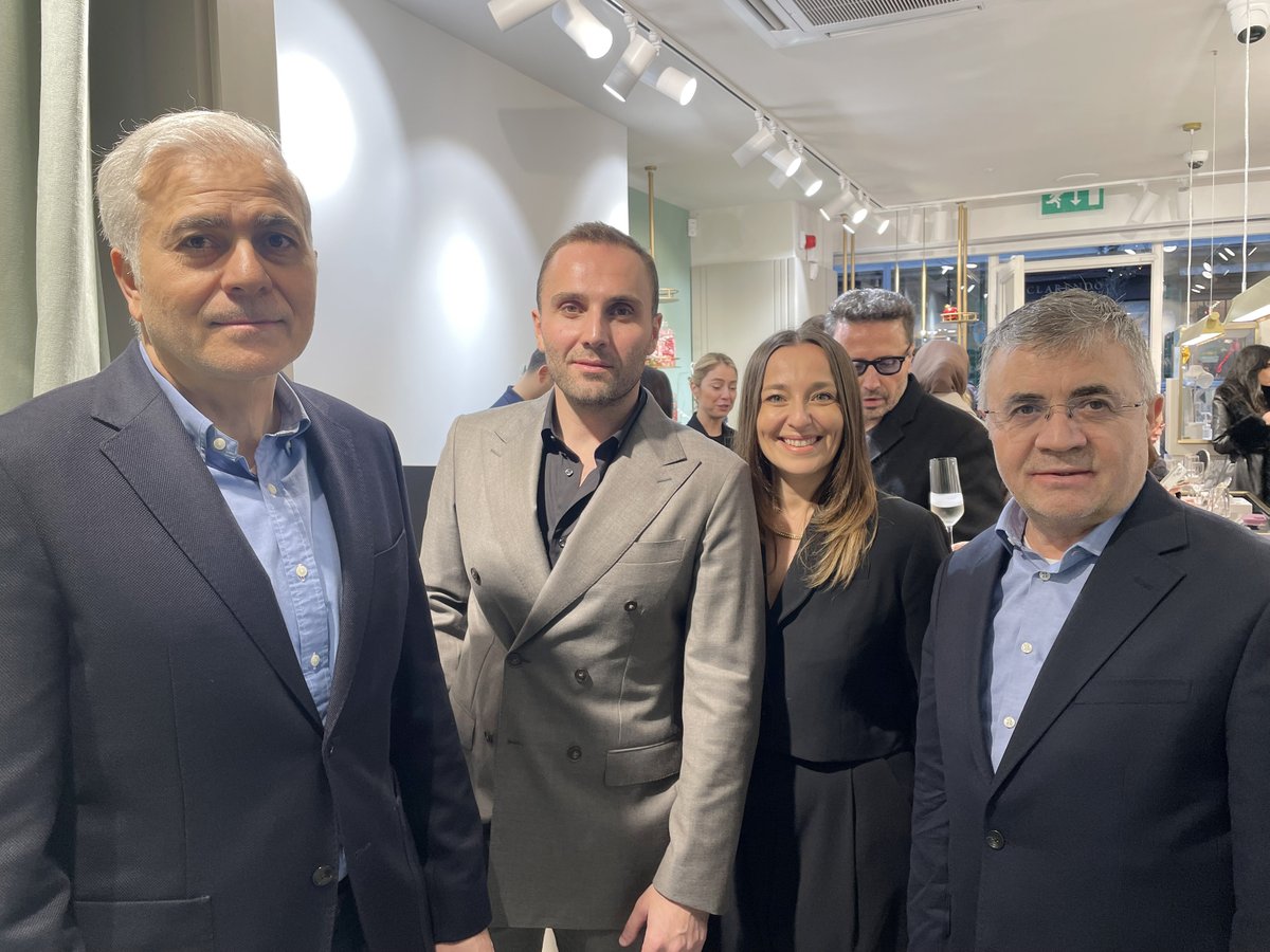 Türkiye’nin seçkin markalarından Reis Kuyumculuk'un, yurt dışında ilk mağazasını Londra’nın Chelsea bölgesindeki açılışına, ATMB Başkanımız Vehbi Keleş ile birlikte katılıp, Y. Kurulu Başkanı Hakan Gündoğdu ve Gen. Müdür Kübra Börtlüoğlu’na hayırlı olsun dilekelerimiz ilettik.