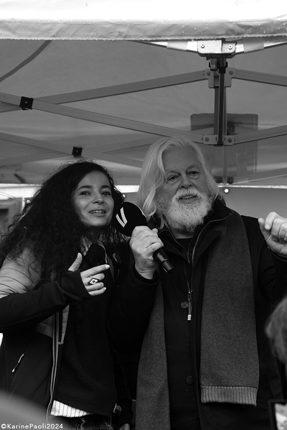 📸 Reportage du jour lors d'un moment fort vécu, Place de la République à Paris.
#PaulWatson a fait son grand retour, entouré de #LamyaEssemlali, <a href="/hugoclement/">Hugo Clément</a> , d'autres artistes engagés. Revoir les prises de paroles : urlr.me/KgHv6d
 #DéfenseDesOcéans #ConnexionAuVivant