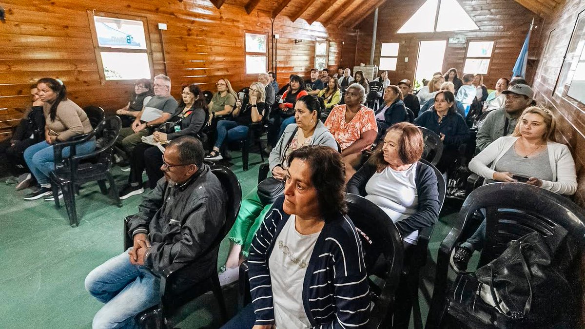 CascallaresPJ's tweet photo. 🌿🌱 Los certificados que entregamos corresponden a los cursos de Apicultura, Producción de Plantas Nativas, Plantación y Uso de Plantas Aromáticas, y Huerta Agroecológica realizados en nuestra Granja Educativa Municipal. @fedesassoneOK   

#BrownConVos https://t.co/AYsPbY9UPo