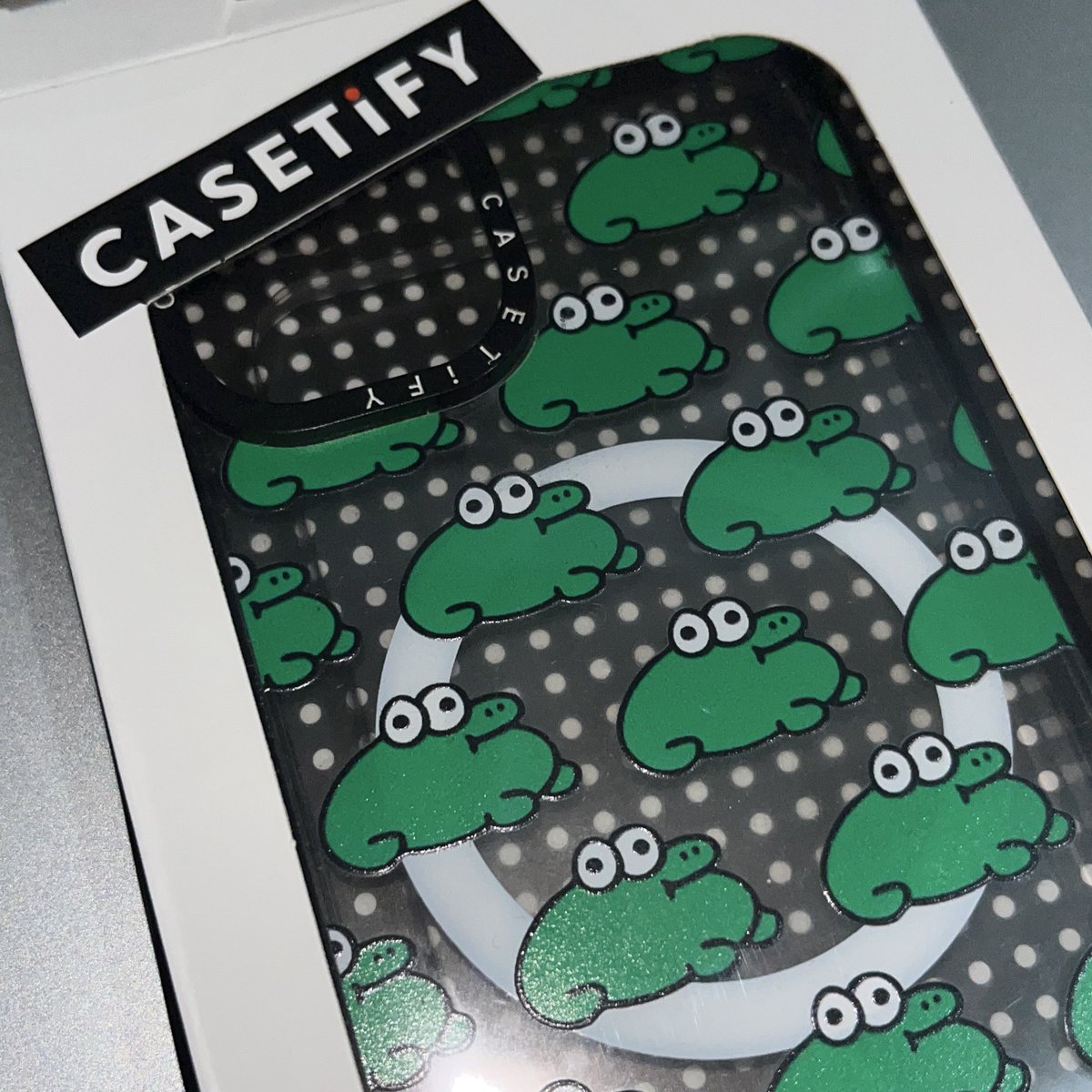 renjunpayo's tweet photo. wts lfb ph

minghao frog case dupe for iphone 13. 100 pesos nalang oh di ko na to magagamit 😞

# wts lfb seventeen svt the8 minghao phone case iphone 13 frog https://t.co/Y2n8LoJWN5