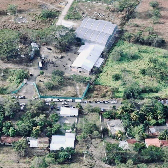 schunnaq's tweet photo. Guatemalan authorities raided the compound of Lev Tahor, an ultra-Orthodox #Jewish sect, rescuing 160+ minors believed to be victims of trafficking, abuse, and rape
Arrests included a police officer accused of leaking info to the sect. Unmarked graves were also found. #Guatemala https://t.co/UEwRIAwiJb